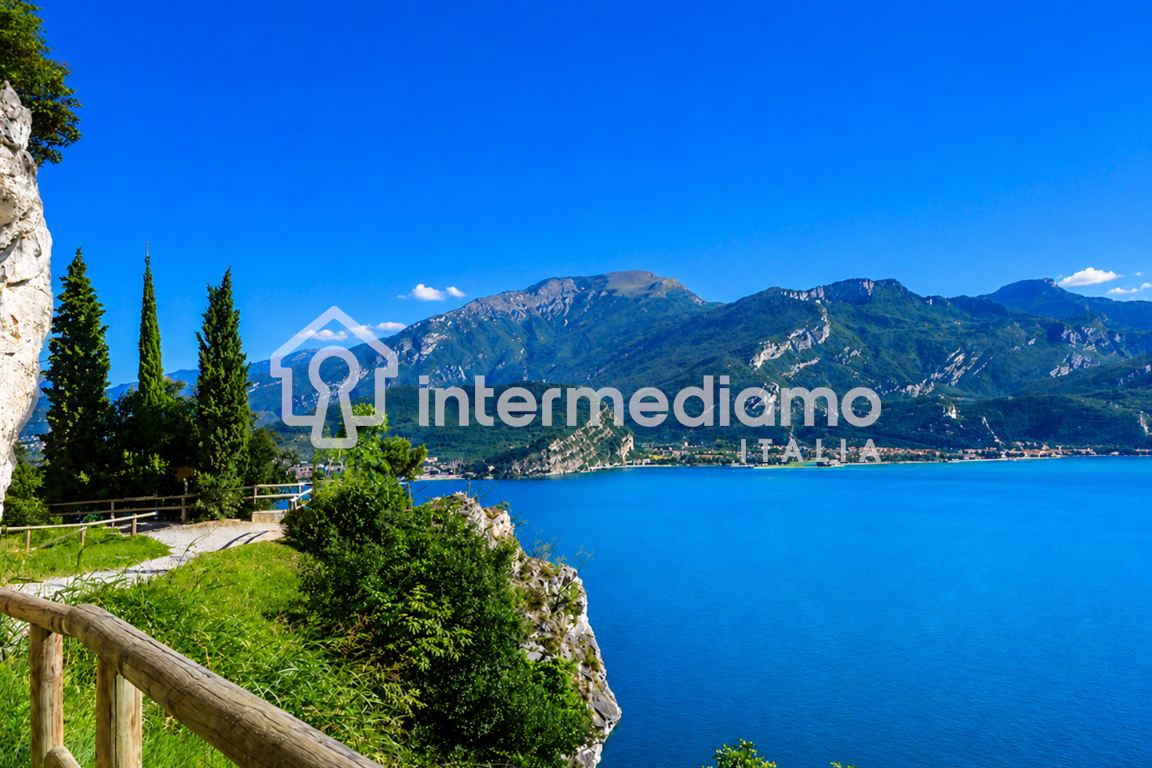 ELEGANTE QUADRILOCALE COMPLETAMENTE RISTRUTTURATO CON TERRAZZO - Appartamento Residenziale Riva del Garda