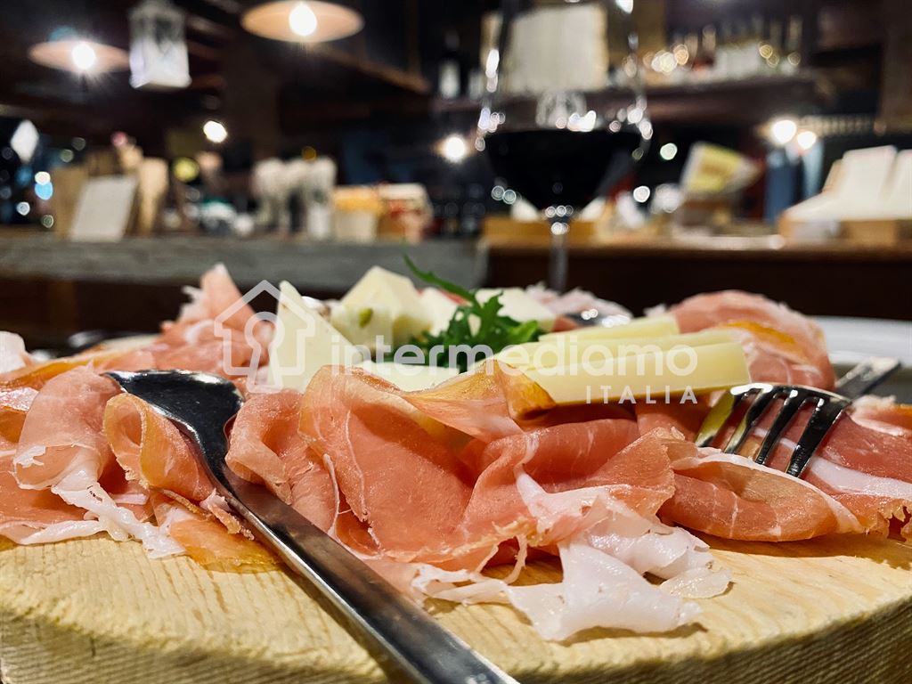 TAVOLA FREDDA E CALDA IN CENTRO - Attività Commerciale Commerciale Riva del Garda