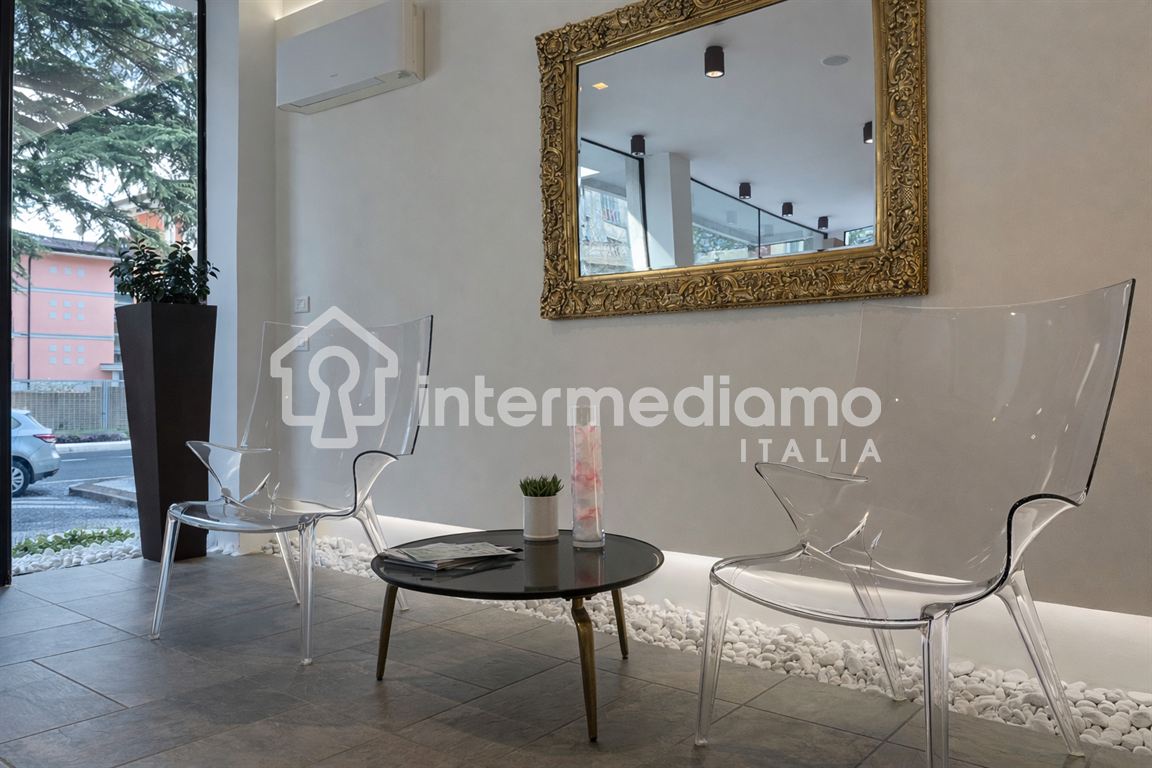 UN ANGOLO DI CHARME E LUCE PER LA TUA ATTIVITA' AD ARCO - Negozio Commerciale Arco