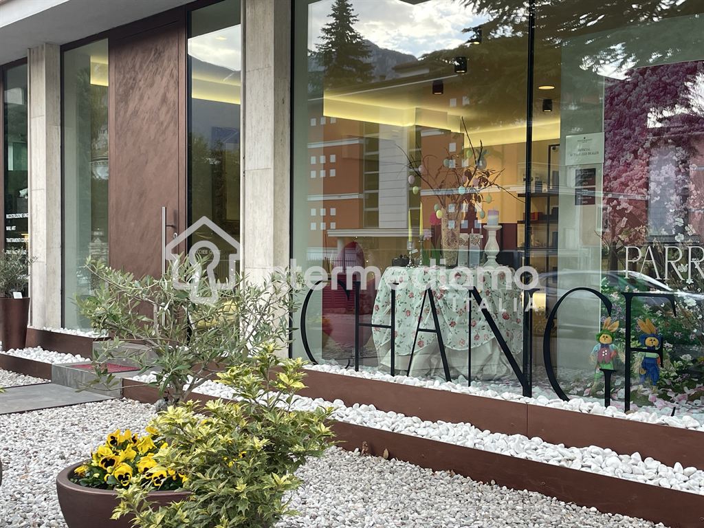 UN ANGOLO DI CHARME E LUCE PER LA TUA ATTIVITA' AD ARCO - Negozio Commerciale Arco