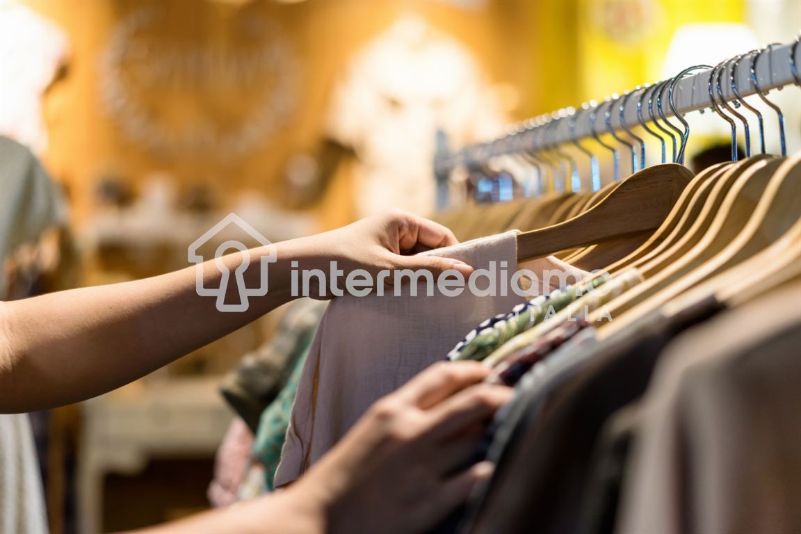 IN AFFITTO NEGOZIO RISTRUTTURATO IN VIA SEGANTINI - Negozio Commerciale Arco