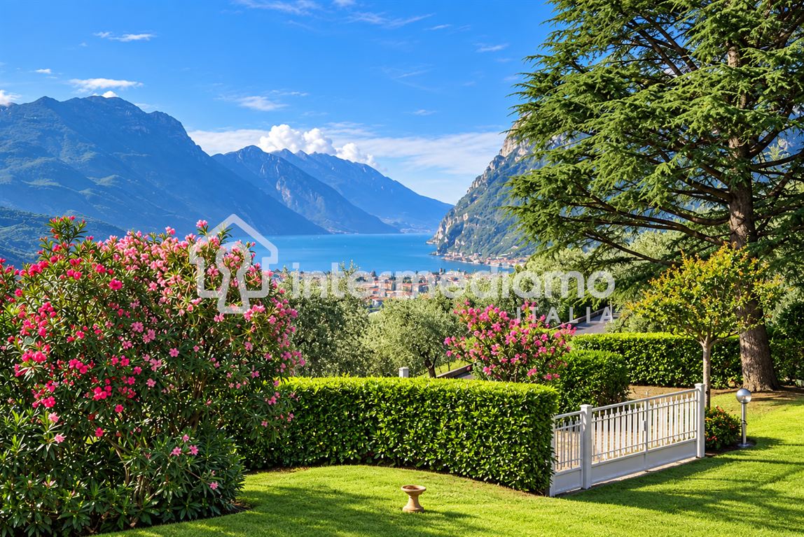 UNA FINESTRA SUL GARDA, IMMERSA NEL VERDE - Villa Residenziale Tenno