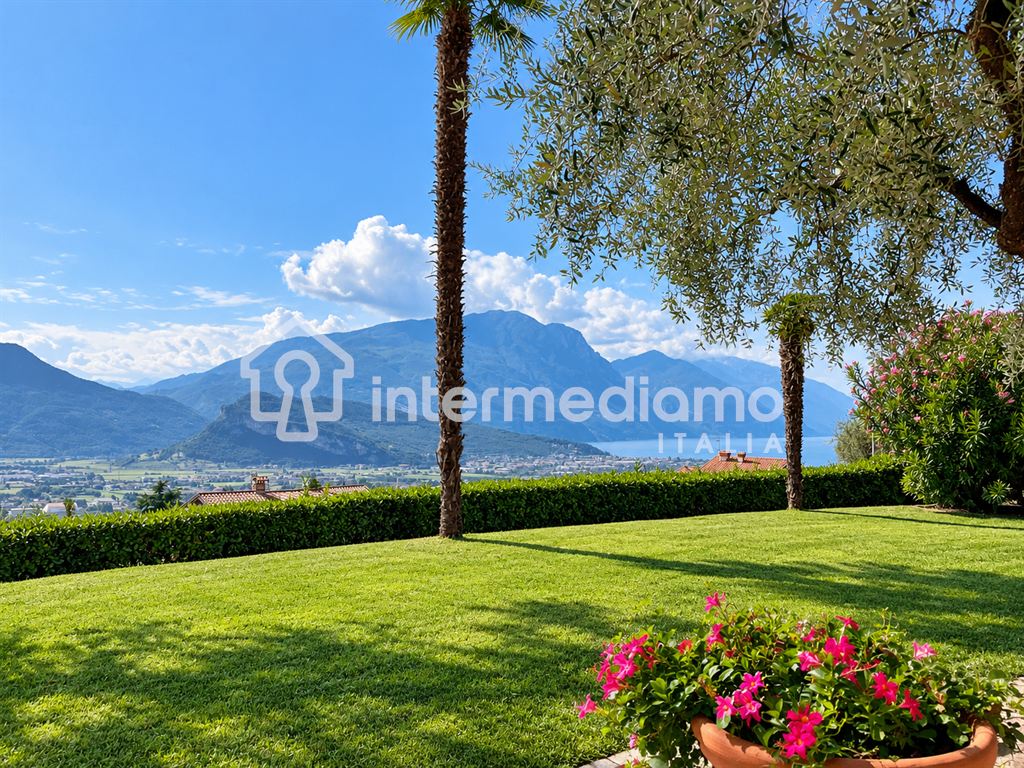 UNA FINESTRA SUL GARDA, IMMERSA NEL VERDE - Villa Residenziale Tenno