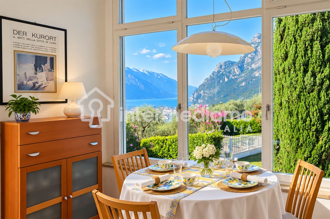 UNA FINESTRA SUL GARDA, IMMERSA NEL VERDE - Villa Residenziale Tenno