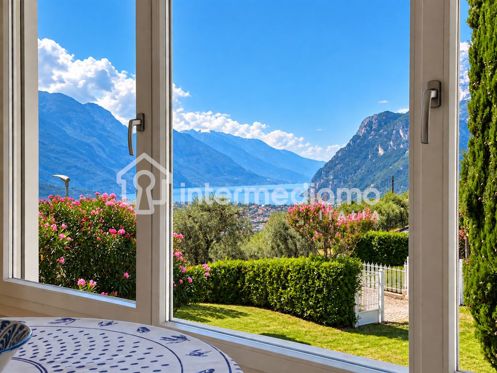 UNA FINESTRA SUL GARDA, IMMERSA NEL VERDE - Villa Residenziale Tenno