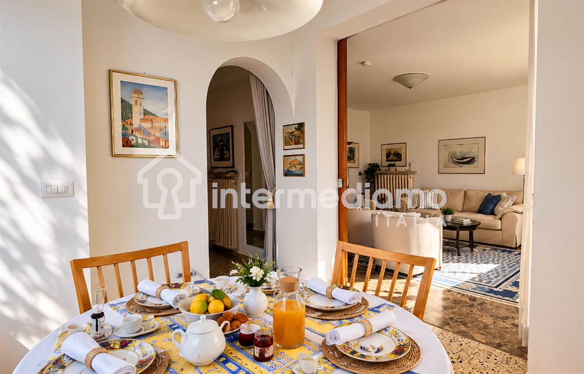 UNA FINESTRA SUL GARDA, IMMERSA NEL VERDE - Villa Residenziale Tenno