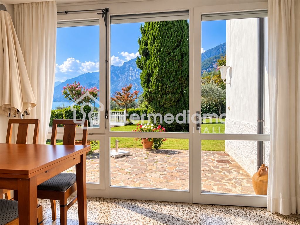 UNA FINESTRA SUL GARDA, IMMERSA NEL VERDE - Villa Residenziale Tenno