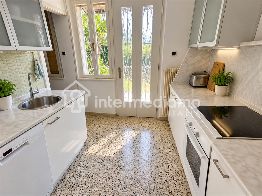 UNA FINESTRA SUL GARDA, IMMERSA NEL VERDE - Villa Residenziale Tenno