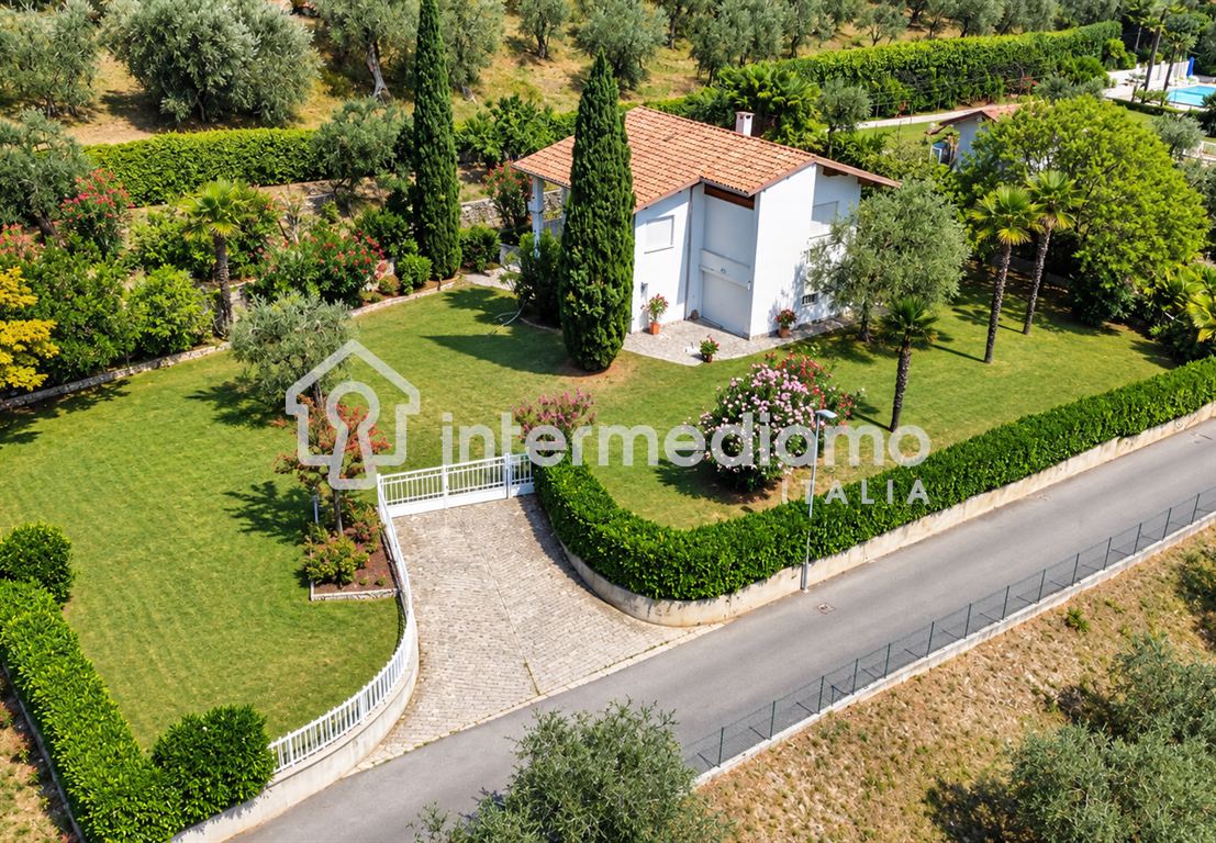 UNA FINESTRA SUL GARDA, IMMERSA NEL VERDE - Villa Residenziale Tenno
