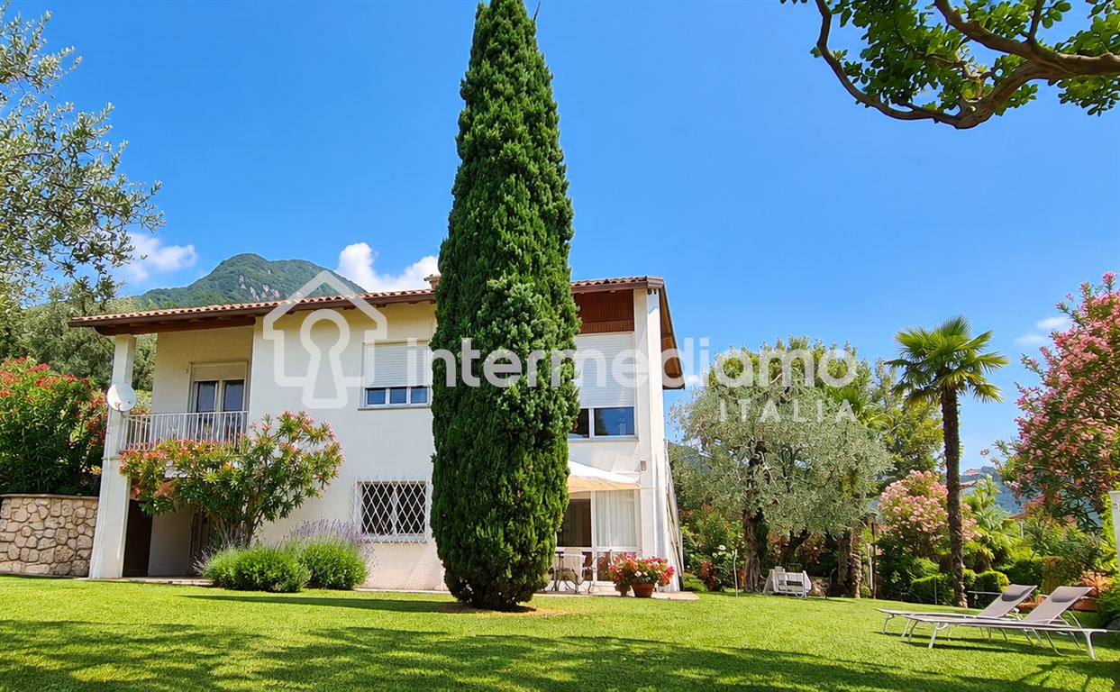 UNA FINESTRA SUL GARDA, IMMERSA NEL VERDE - Villa Residenziale Tenno