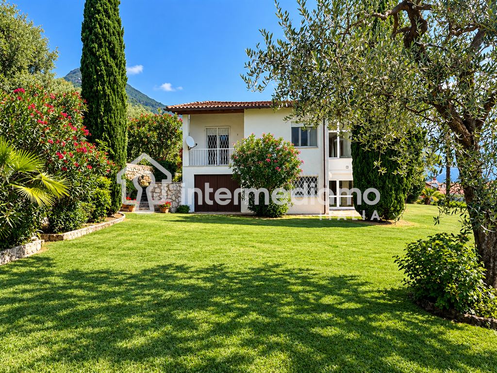UNA FINESTRA SUL GARDA, IMMERSA NEL VERDE - Villa Residenziale Tenno