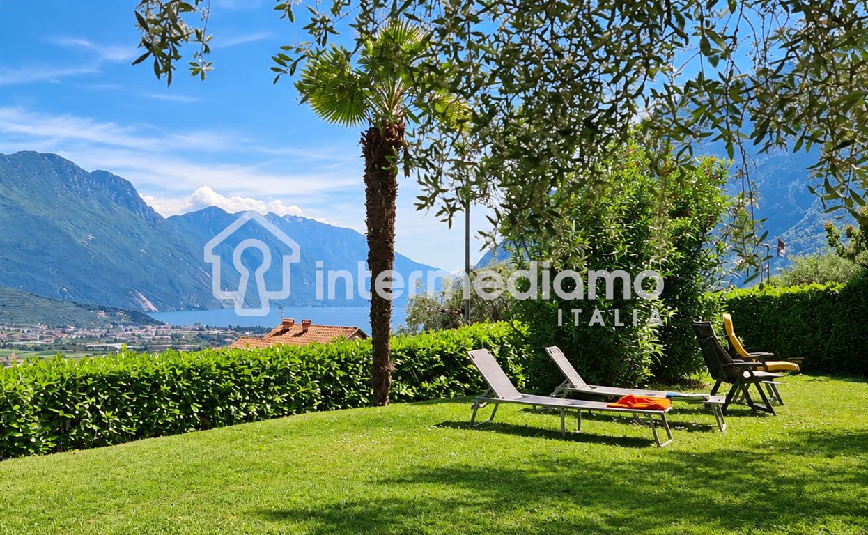UNA FINESTRA SUL GARDA, IMMERSA NEL VERDE - Villa Residenziale Tenno