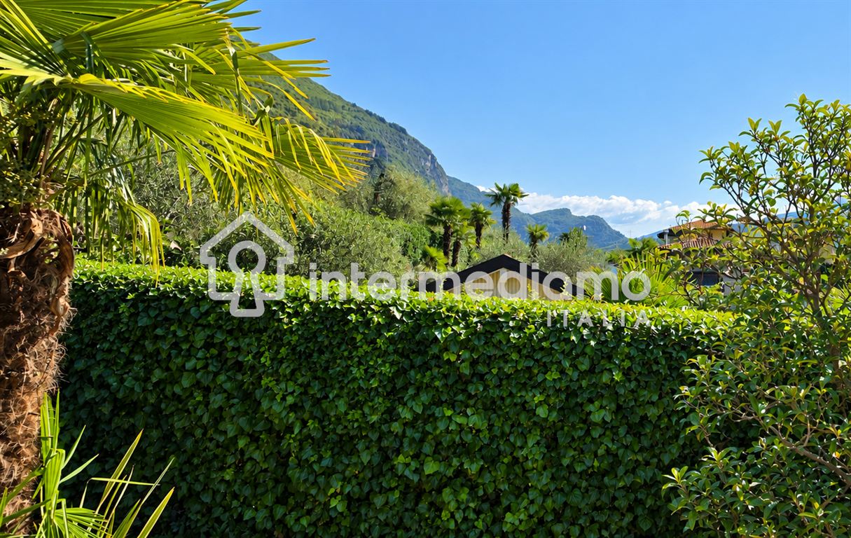 UNA FINESTRA SUL GARDA, IMMERSA NEL VERDE - Villa Residenziale Tenno
