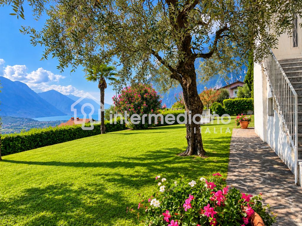UNA FINESTRA SUL GARDA, IMMERSA NEL VERDE - Villa Residenziale Tenno