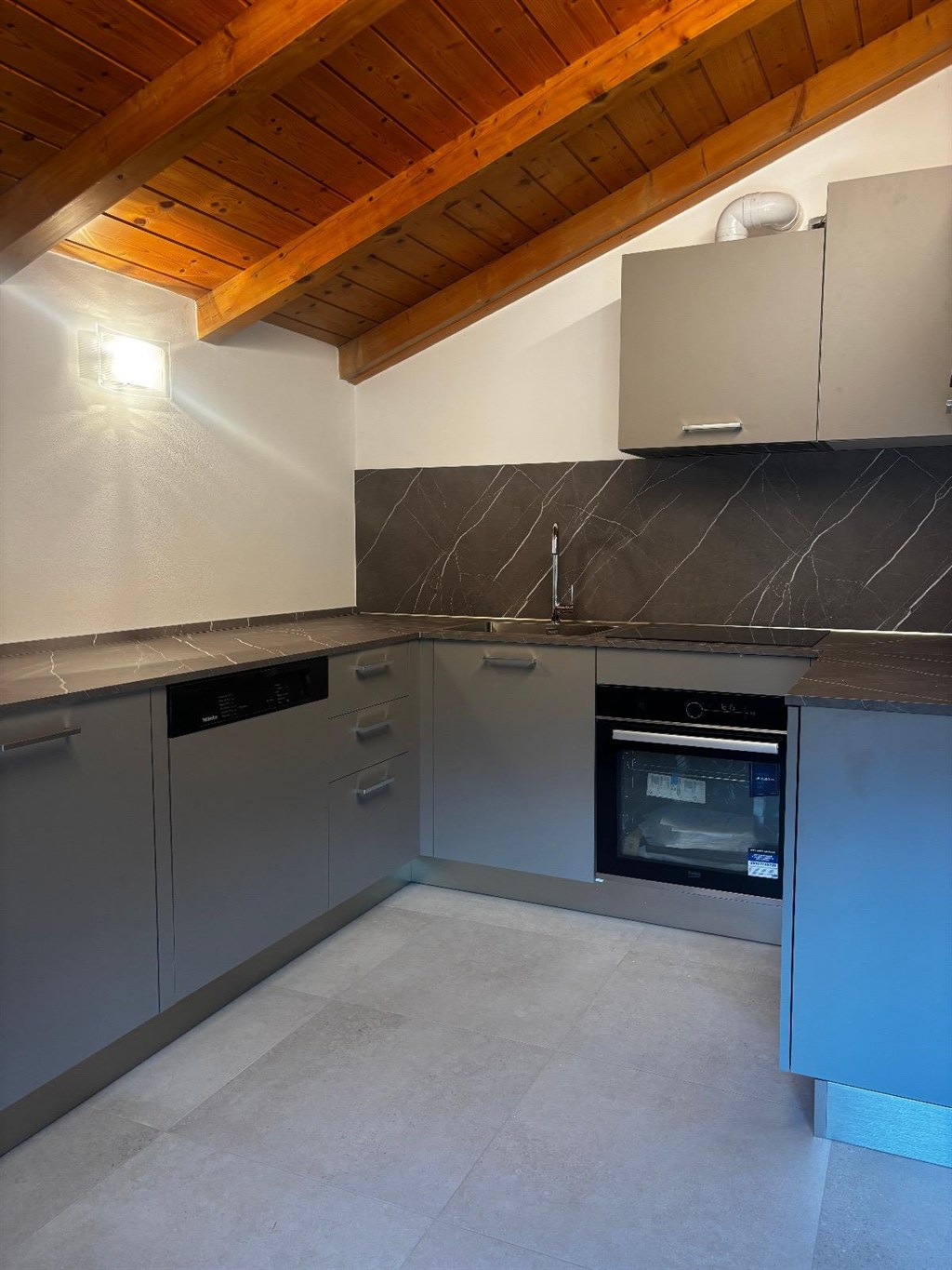 MODERNO TRILOCALE ALL'ULTIMO PIANO A PIETRAMURATA - Appartamento Residenziale Dro