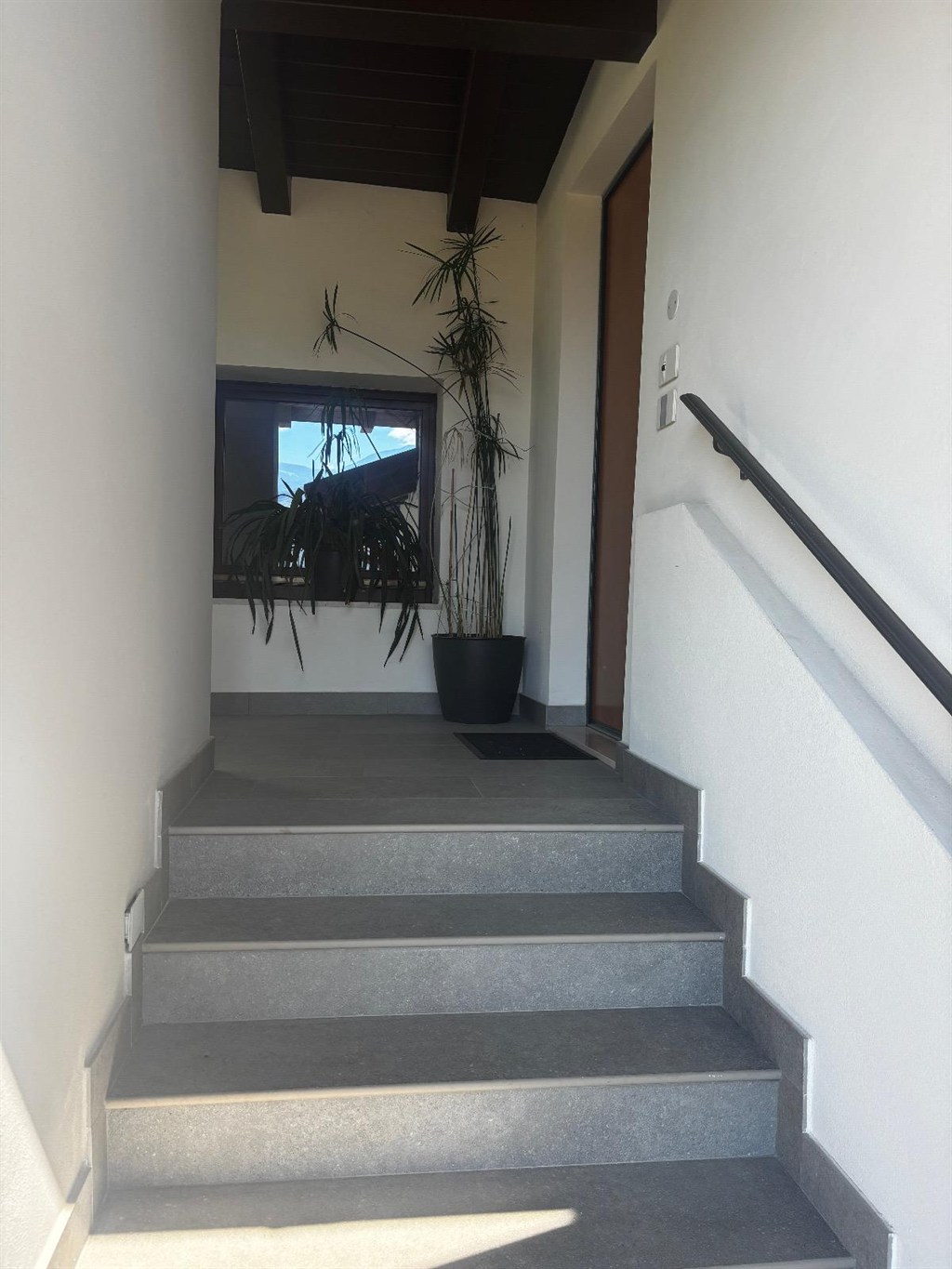 MODERNO TRILOCALE ALL'ULTIMO PIANO A PIETRAMURATA - Appartamento Residenziale Dro