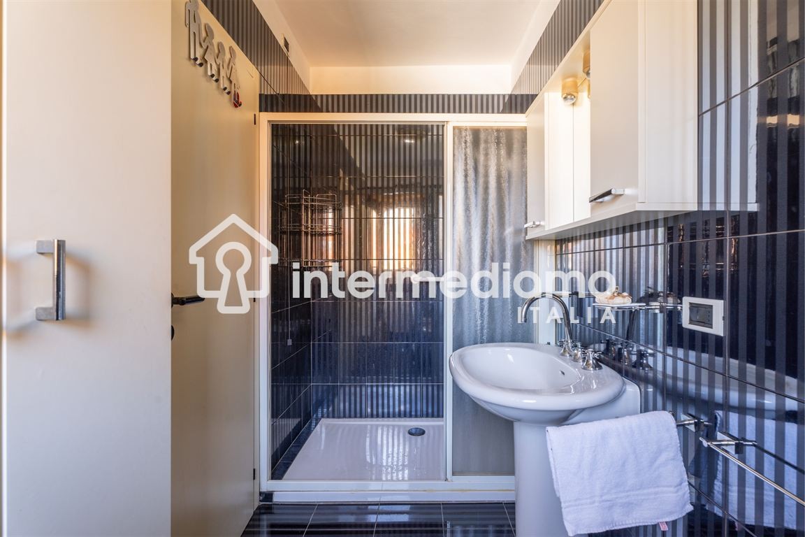 VILLA INDIPENDENTE CON GIARDINO PRIVATO E TAVERNA - Villa Residenziale Arco