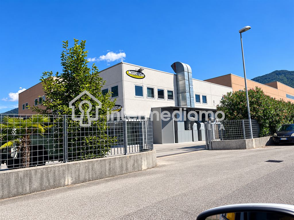 ATTIVITÀ DI AUTOCARROZZERIA COMPLETA, CON CAPANNONE ATTREZZATO - Capannone Commerciale Arco