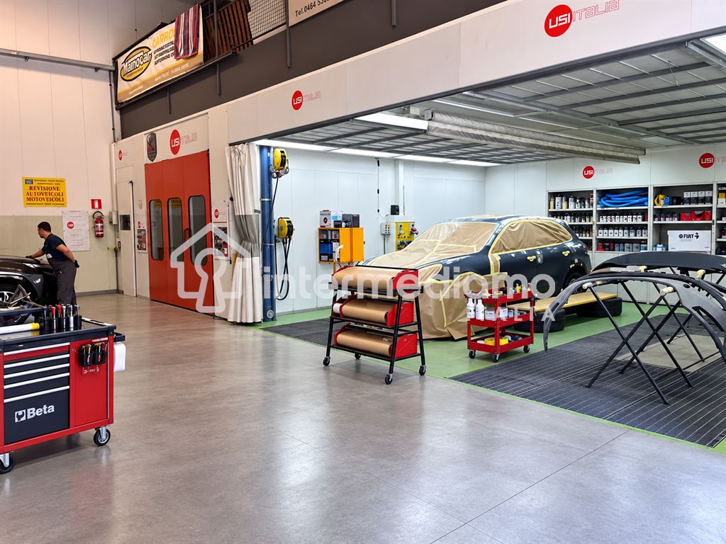 ATTIVITÀ DI AUTOCARROZZERIA COMPLETA, CON CAPANNONE ATTREZZATO - Capannone Commerciale Arco