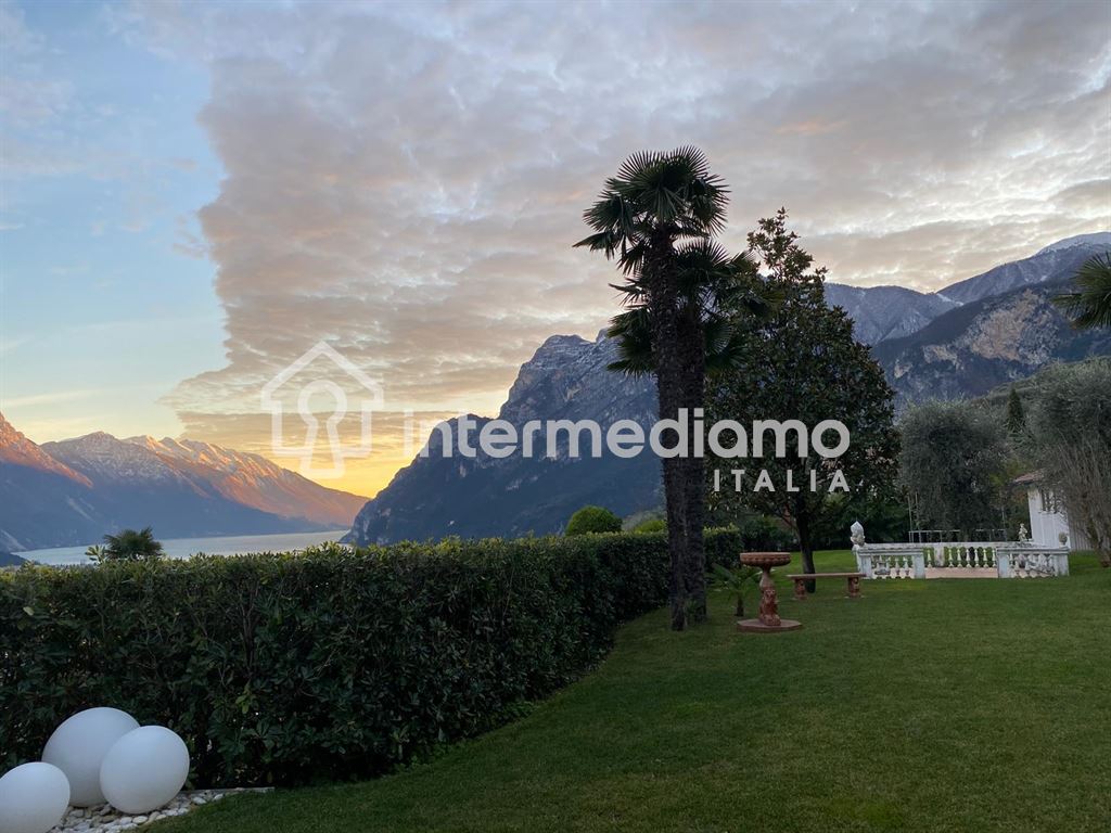 VIVI L'ECCELLENZA: VILLA ESCLUSIVA CON PISCINA - Villa Residenziale Riva del Garda