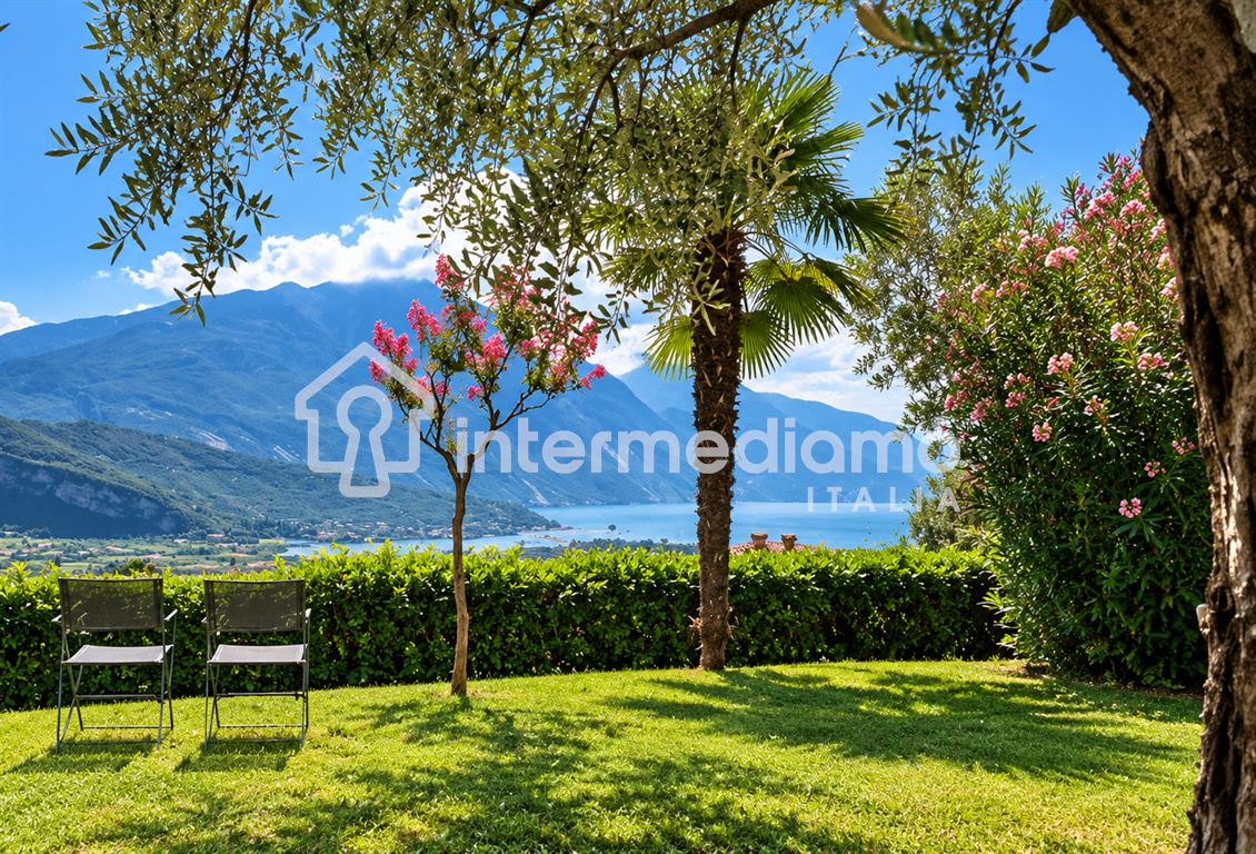 UNA FINESTRA SUL GARDA, IMMERSA NEL VERDE