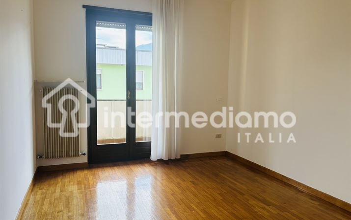 GRANDE QUADRILOCALE CON DOPPI SERVIZI