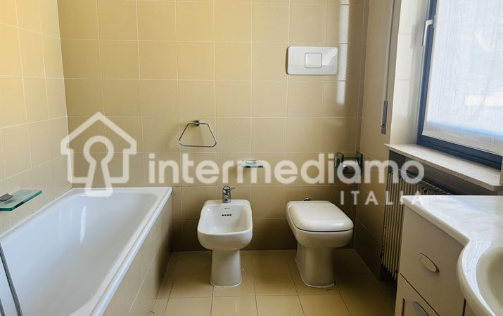 GRANDE QUADRILOCALE CON DOPPI SERVIZI
